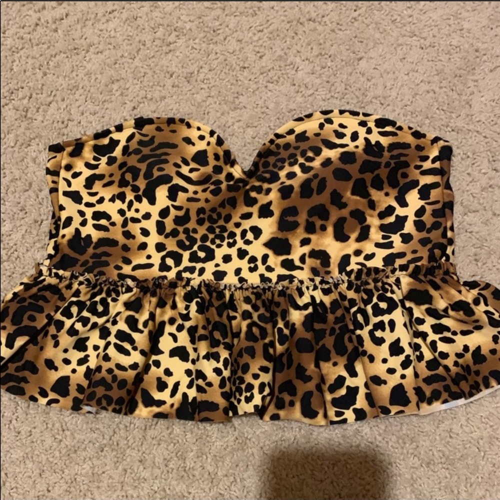 🐆ISO this top or similar Small or Med.🐆